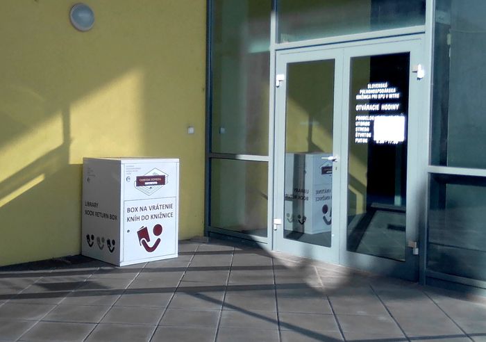 Box na vrátenie vypožičaných kníh do knižnice na Štúrovej 51, hlavná budova SlPK